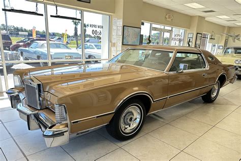 Interni lussuosi della Lincoln Continental Mark II