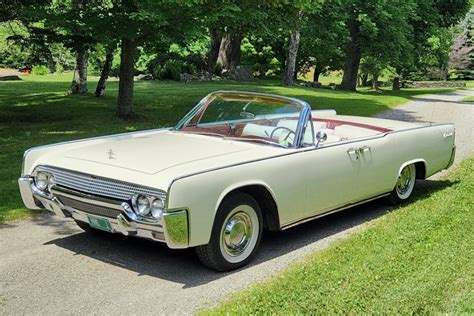 Lincoln Continental del 1961 con porte incernierate posteriormente