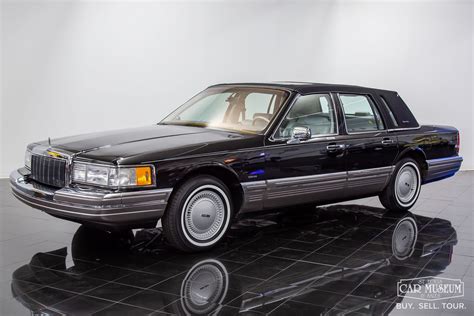 Interni spaziosi e lussuosi di una Lincoln Town Car