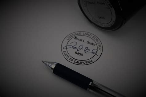Immagine stilizzata di un documento ufficiale con timbri e firme