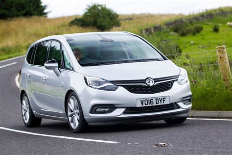 Frontale Opel Zafira Tourer con fari a boomerang