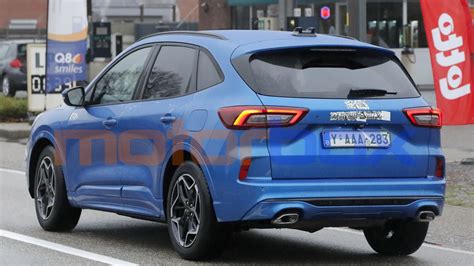 Ford Kuga nuova di zecca con una piccola ammaccatura sul paraurti