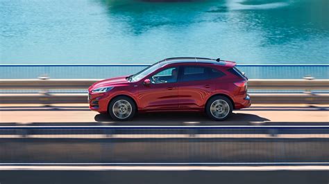 Primo piano di un graffio profondo su una Ford Kuga rossa