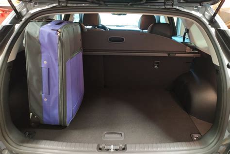 Immagine del bagagliaio della Kia Niro 2022 con bagagli