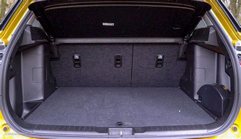 Suzuki Vitara bagagliaio con fondo abbassato