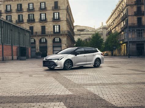Paesaggio aperto con una Toyota Hybrid Touring Sports in primo piano