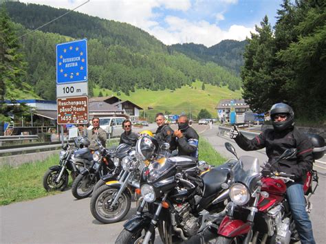 Gruppo di motociclisti in viaggio