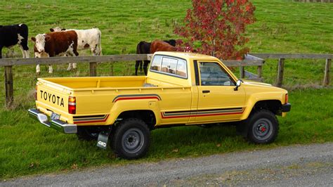 Toyota Hilux 1984 in azione su terreno impervio