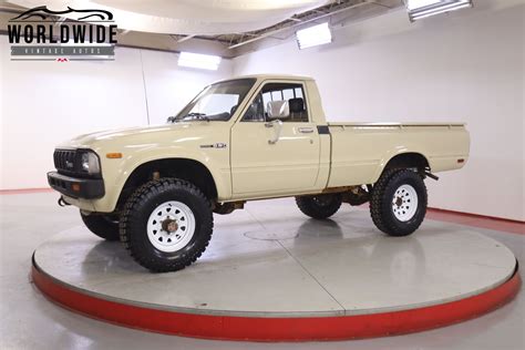 Confronto tra un Toyota Hilux vintage e un modello moderno