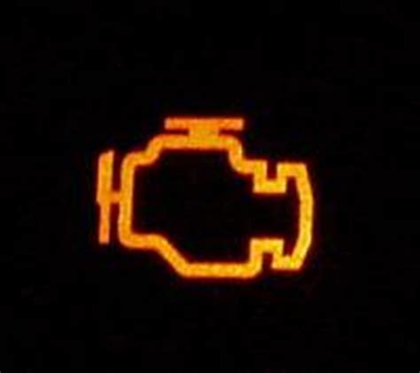Simbolo spia motore accesa su cruscotto