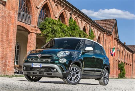 Infografica che confronta le diverse versioni della Fiat 500L (Lounge, Trekking, Living, Cross)