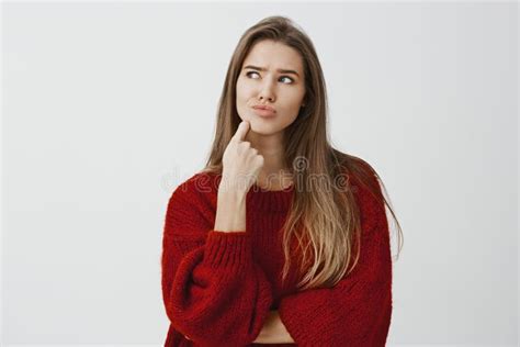 Donna con espressione confusa e pensierosa
