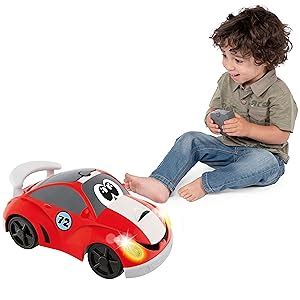 Bambino che gioca con Chicco Johnny Coupé Racing