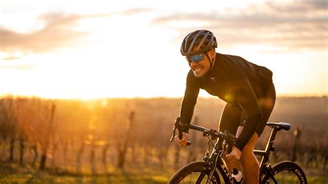 Ciclista professionista in azione su bicicletta Giant