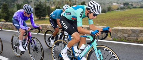 Team Kern Pharma in gara con le biciclette Giant
