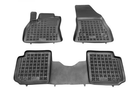 Un set completo di tappetini per Fiat 500L disposto in ordine