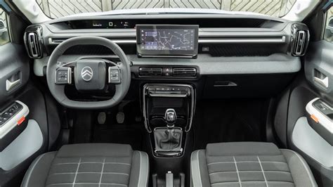 Interni della Citroën C3 Picasso con plancia e display digitale