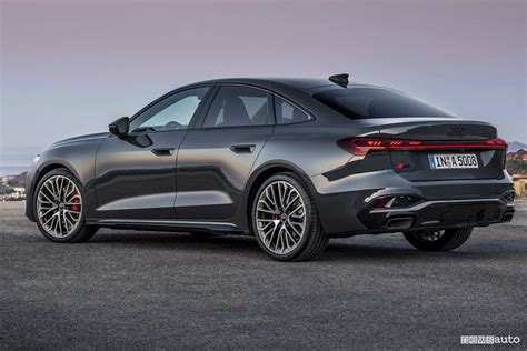 Nuova Audi S5 in movimento su strada