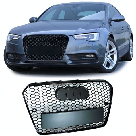 Dettaglio del frontale di Audi S5 con griglia a nido d'ape
