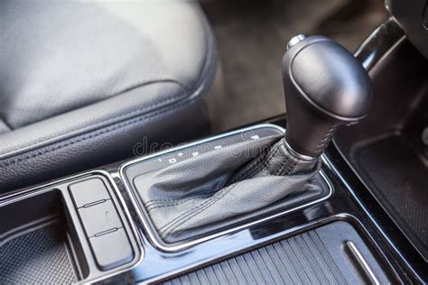 Interno di un'auto moderna con cambio automatico