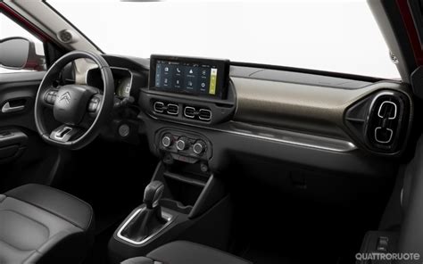 Interni della Citroën C3 Aircross con schermo centrale