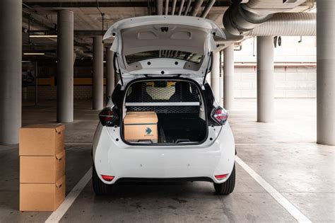 Renault Zoe in carica con bagagliaio aperto