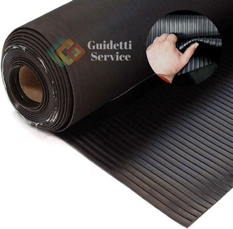 Dettaglio della superficie antiscivolo di un tappeto bagagliaio in gomma