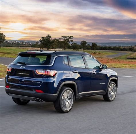Jeep Compass in un contesto urbano