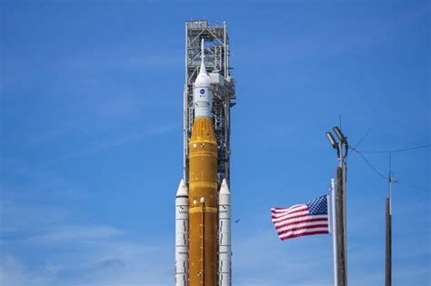 Razzo Space Launch System in fase di lancio