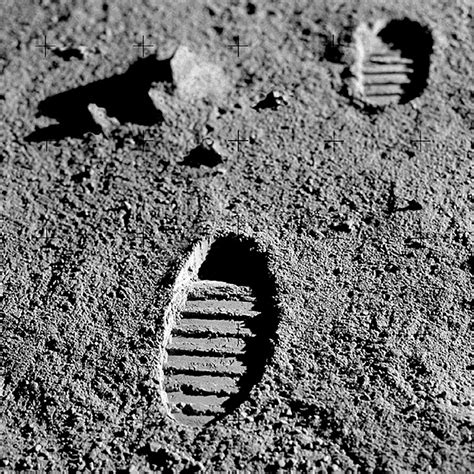 Impronte di un astronauta sulla superficie lunare