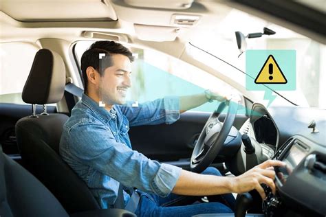 Conducente al volante con visualizzazione Head-Up Display dell'ACC