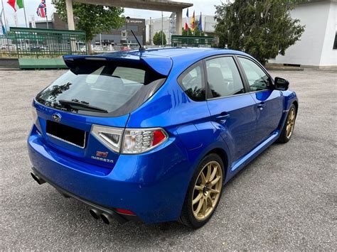 Subaru Impreza WRX WWW blu con cerchi oro