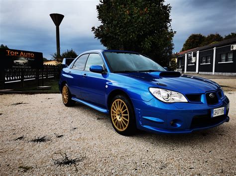 Vista frontale aggressiva della Subaru Impreza WRX