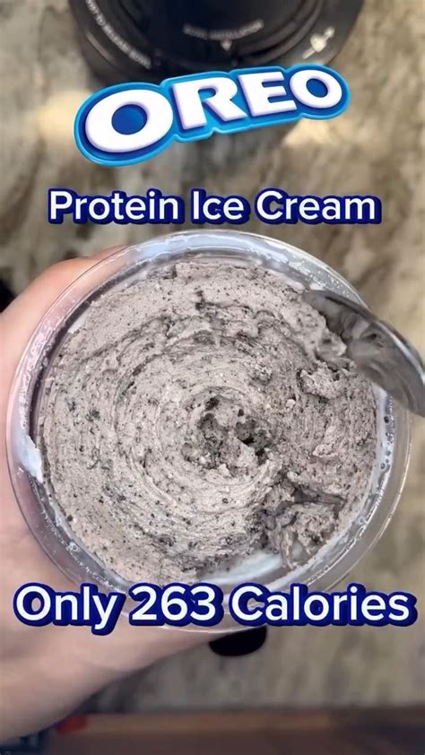 Infografica comparativa (ipotetica) tra Oreo classico e Oreo proteico