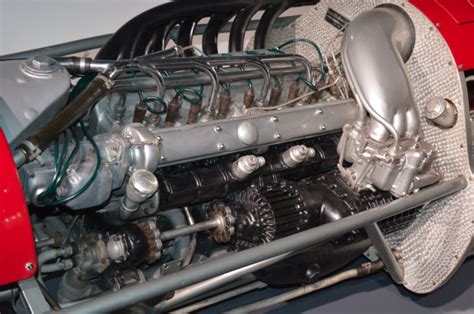 Dettaglio del motore otto cilindri in linea, cuore pulsante della Delage D8-120.
