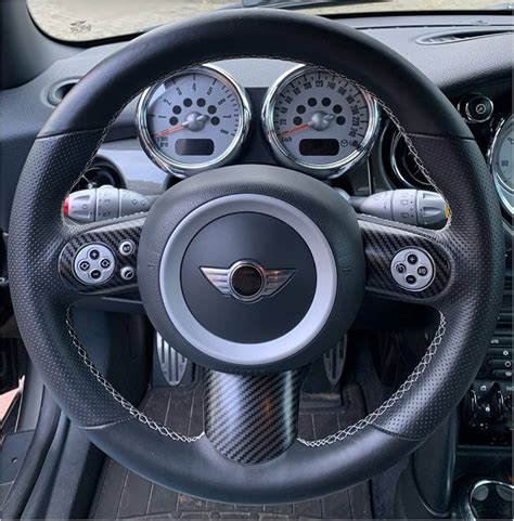Interni di un'auto sportiva con accessori personalizzati