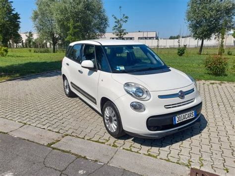 Coppia che guida una Fiat 500L con cambio automatico