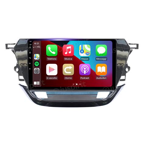Interfaccia touchscreen e comandi vocali in un'automobile moderna