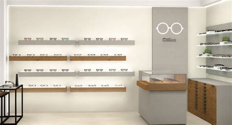 Persone in un negozio di ottica che provano occhiali