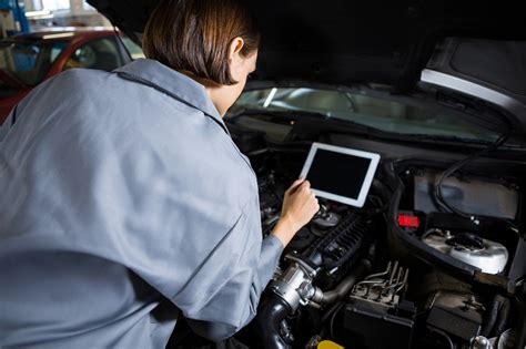Tecnico che esegue la diagnosi su una centralina motore