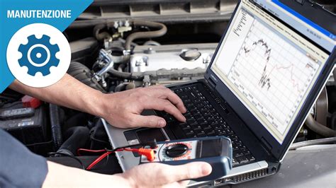 Tecnico che ripara la centralina motore