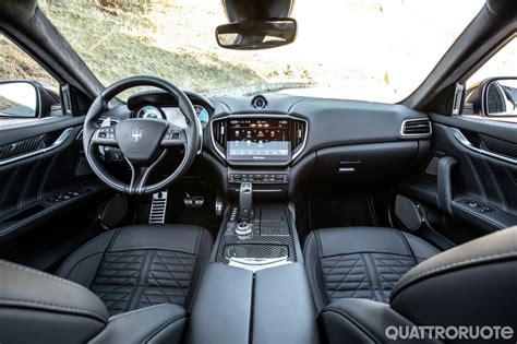 Interni Maserati Ghibli Hybrid con display