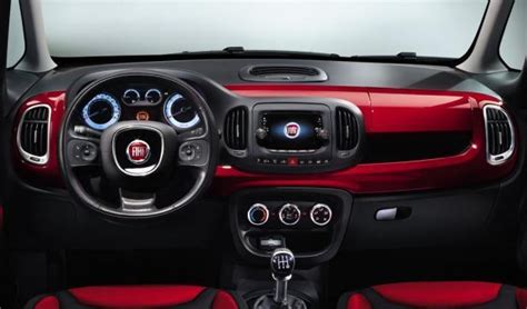 Cruscotto digitale della Fiat 500L con schermo a colori