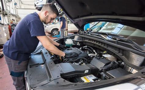 Officina Autotorino con meccanici specializzati al lavoro