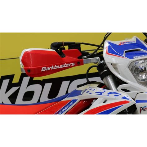 Paramani chiusi con rinforzo in metallo su una motocicletta da supermotard
