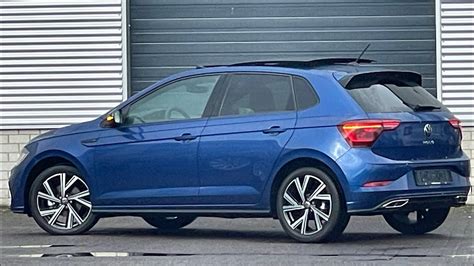 Volkswagen Polo Reef Blue in un paesaggio urbano