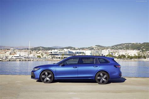 Dettaglio di un'auto Volkswagen con vernice Reef Blue dopo il ritocco