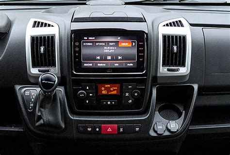 Interni di un Fiat Ducato con indicazione dei comandi del cruise control
