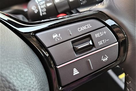 Scheda tecnica dei comandi del cruise control su un volante