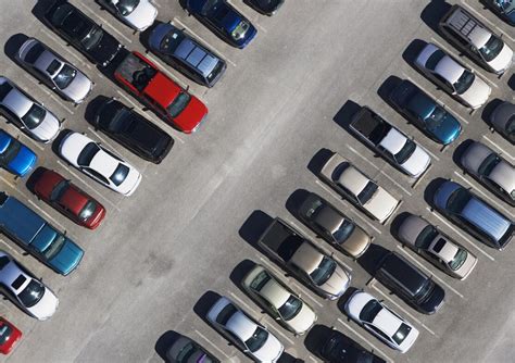 Automobili in un parcheggio aziendale